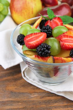 ahşap masa üstünde lezzetli taze meyve salatası