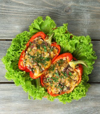 gevulde paprika met Groenen op plaat op houten tafel