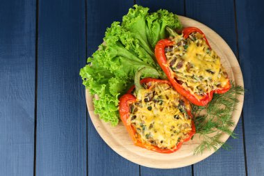 kırmızı biber dolması masada ahşap stand yeşillikleri ile yakın çekim