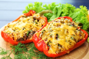 kırmızı biber dolması masada ahşap stand yeşillikleri ile yakın çekim