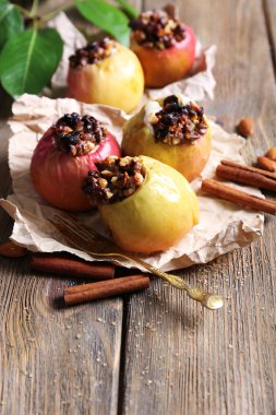 tablo üzerinde pişmiş elma yakın çekim