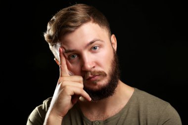 Siyah arka plan üzerine sakallı yakışıklı adam portresi