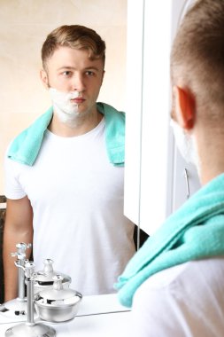 genç adam tıraş