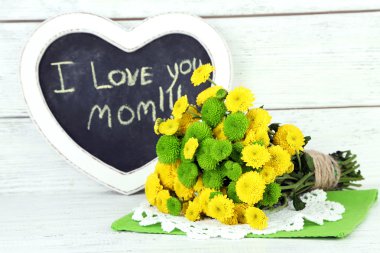 Yeşil çiçekler ve kara tahta