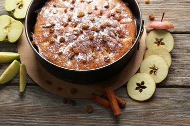 Ev yapımı elmalı turta.