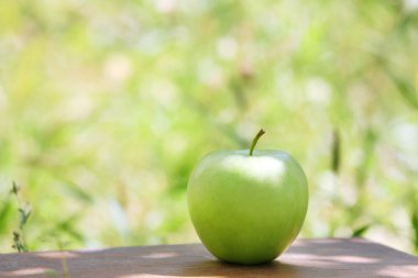 Masada açık havada sulu yeşil elma