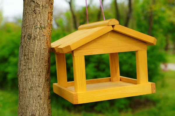 Birdhouse w ogrodzie — Zdjęcie stockowe