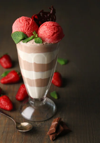 Tasty chocolate mousse with sorbet on wooden table — Stock Photo, Image