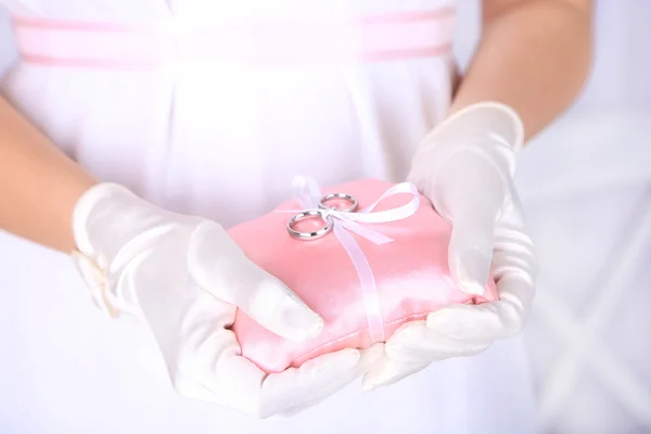 Mariée en robe blanche et gants — Photo