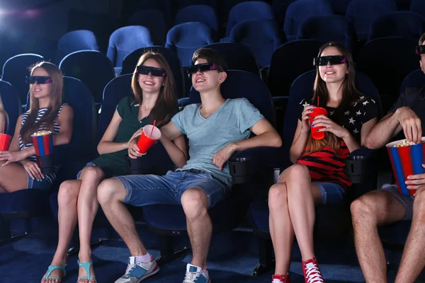 Gente viendo películas en el cine —  Fotos de Stock