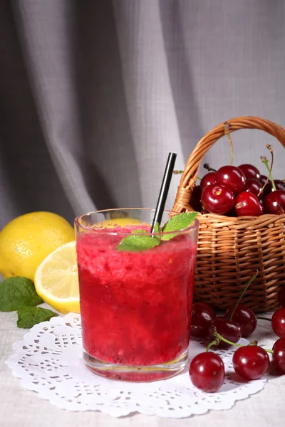 Cocktail cerise froide fraîche à la menthe et au citron — Photo