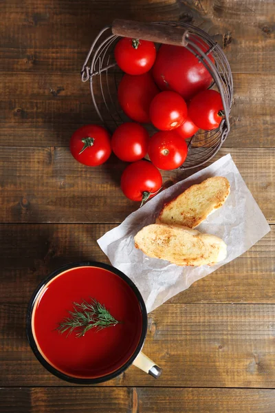 Sumo de tomate caseiro na caneca a cores, torradas e tomates frescos no fundo de madeira — Fotografia de Stock