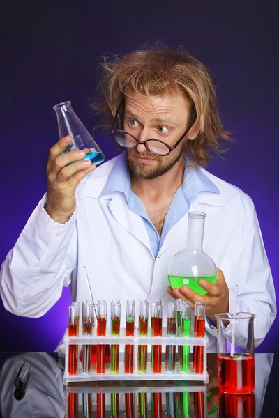 Científico loco trabajando en laboratorio — Foto de Stock