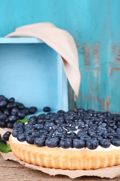 Leckere hausgemachte Torte mit Blaubeeren auf Holztisch — Stockfoto