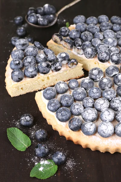 Leckere hausgemachte Torte mit Blaubeeren auf Holztisch — Stockfoto