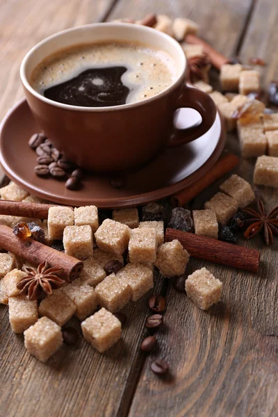 Azúcar moreno, especias y taza de café sobre fondo de madera —  Fotos de Stock