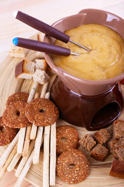 Fondue, galletas, rebanadas de queso — Foto de Stock