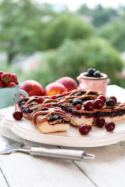 Sweet berry tart with berries on table on natural background — Stock Photo, Image