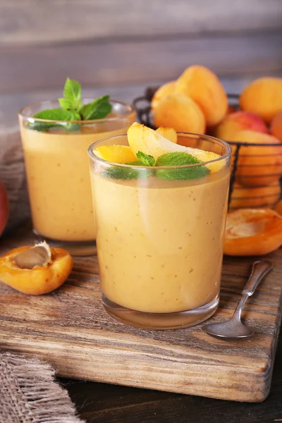 Marillendessert in Gläsern auf dem Tisch in Großaufnahme — Stockfoto