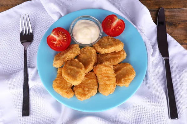 Nuggets de pollo con salsa en primer plano —  Fotos de Stock