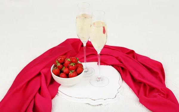 Natura morta romantica con champagne e fragola sul letto — Foto Stock