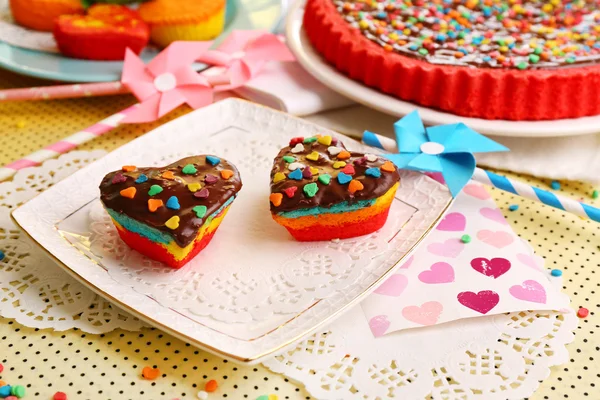 Rainbow νόστιμα κέικ για πλάκες, σε φωτεινό φόντο — Φωτογραφία Αρχείου