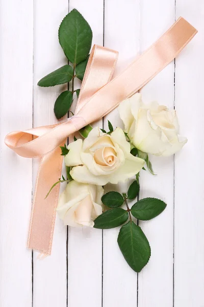 Bellissime rose su sfondo bianco in legno — Foto Stock