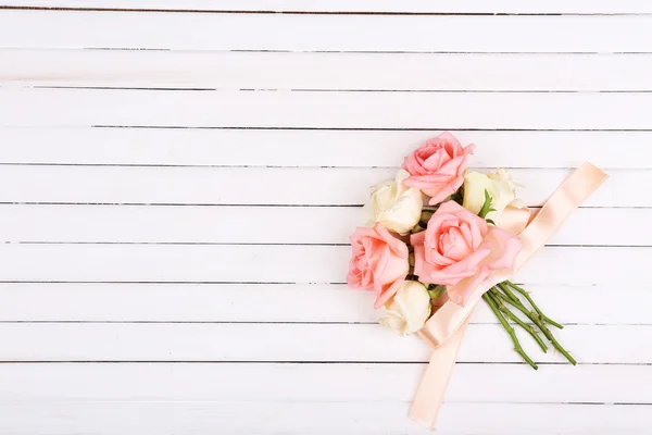 Schöne Rosen auf weißem Holzhintergrund — Stockfoto