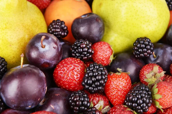 Frutas maduras y bayas sobre fondo de madera — Foto de Stock