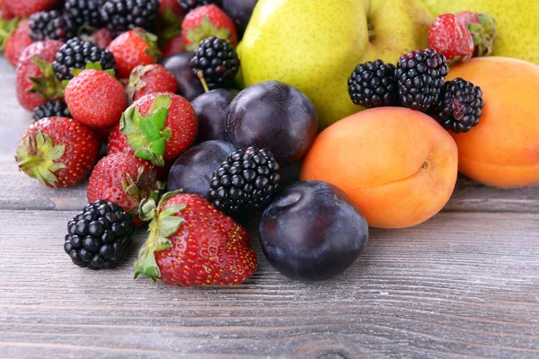 Frutas maduras y bayas sobre fondo de madera —  Fotos de Stock