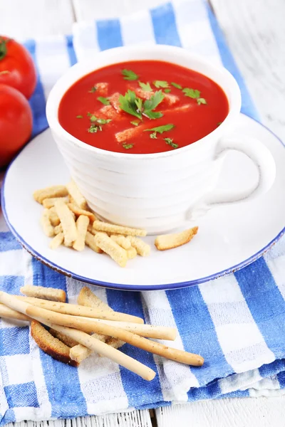 Smakelijke tomatensoep met croutons op tabel close-up — Stockfoto