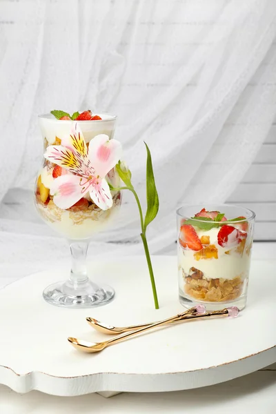 Natural yogurt with fresh berries on wooden table — Stock Photo, Image