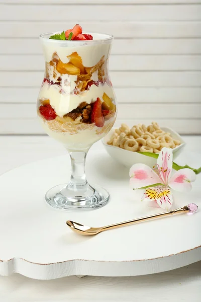 Yogur natural con bayas frescas sobre mesa de madera — Foto de Stock