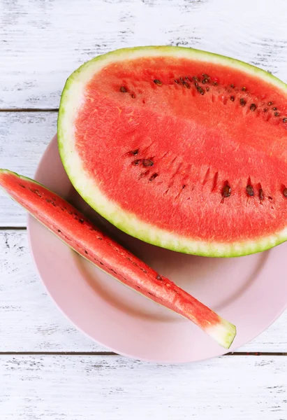 Potongan segar semangka di meja luar, menutup — Stok Foto