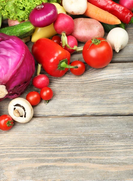 Summer frame with fresh organic vegetables on wooden background — Stock Photo, Image