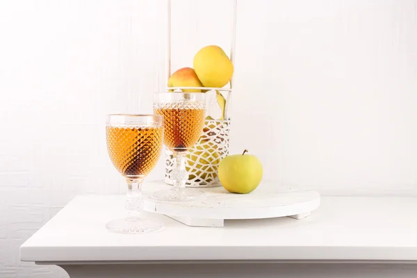 Натюрморт с аппетитным яблочным сидр и свежие яблоки — стоковое фото