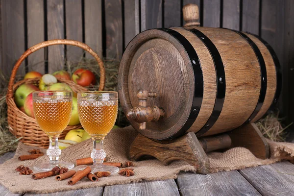 Bodegón con sabrosa sidra de manzana en barril y manzanas frescas — Foto de Stock