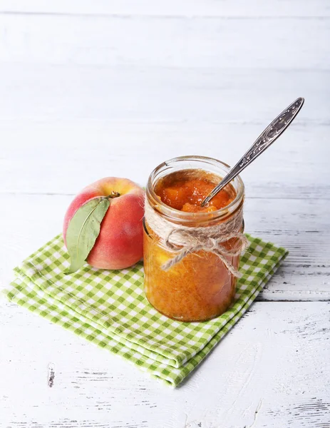 Gustosa marmellata di pesche con pesca fresca sul tavolo di legno — Foto Stock