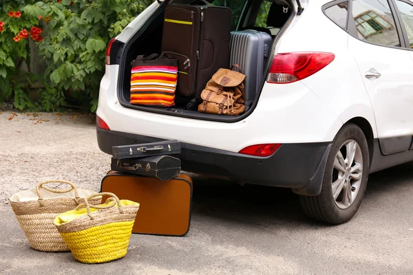 Maletas y bolsas en maletero de coche listas para salir de vacaciones — Foto de Stock