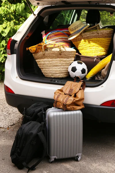 Valises et sacs dans le coffre de la voiture prêts à partir pour les vacances — Photo