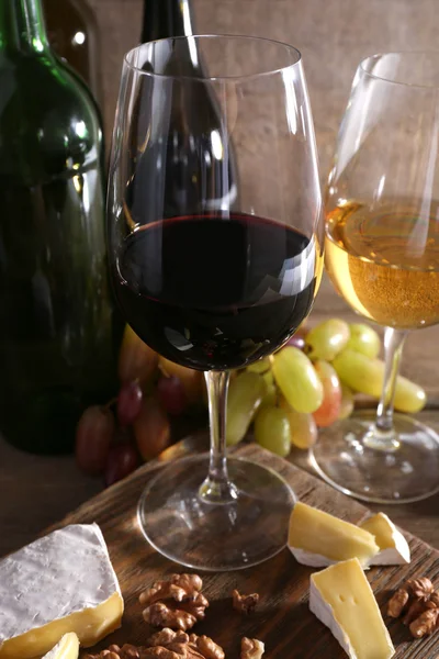 Vackra Stilleben med vin, ost och mogna druvor på trä bakgrund — Stockfoto