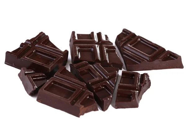 Barra di cioccolato incrinato isolato su bianco — Foto Stock