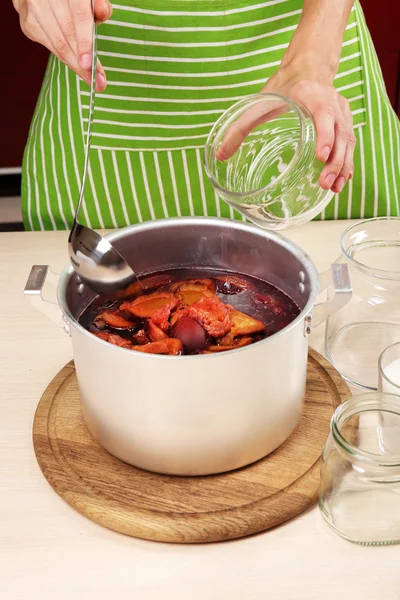 Köstliche Abflussmarmelade in der Küche kochen — Stockfoto