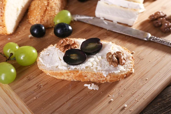 Pão saboroso com uva e queijo, de perto — Fotografia de Stock