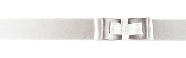 Ruban gris et noeud isolés sur blanc — Photo