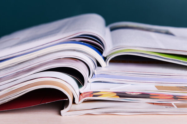 Журналы на деревянном столе
