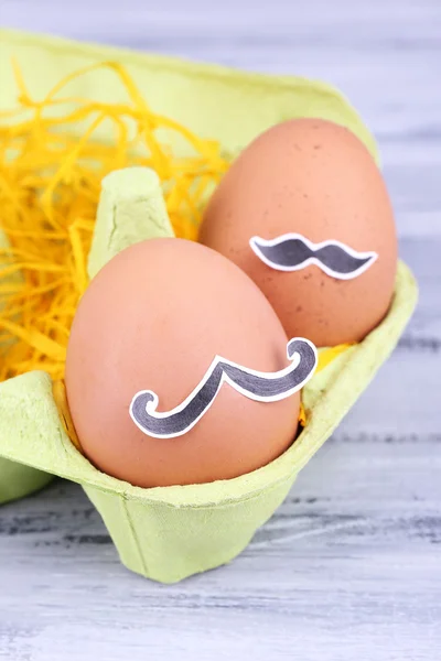 Яйця в лотку для яєць на сірому дерев'яному фоні — стокове фото