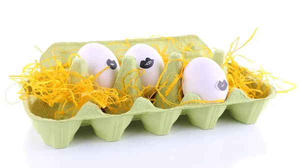Huevos en bandeja de huevo aislados en blanco —  Fotos de Stock