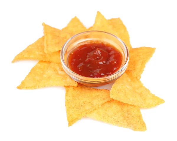 Gustosi nachos e ciotola con salsa isolata su bianco — Foto Stock