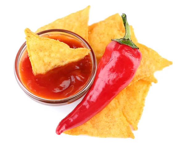 Chutné nachos a misku s omáčkou izolovaných na bílém — Stock fotografie